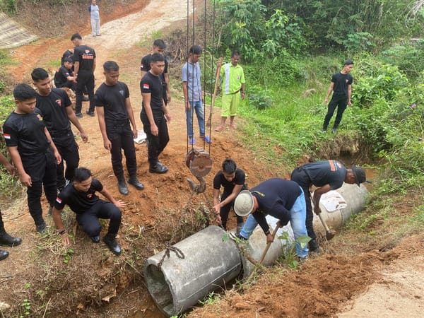 Brimob Lampung Bangun Jembatan Penghubung, Warga Rasakan Manfaatnya