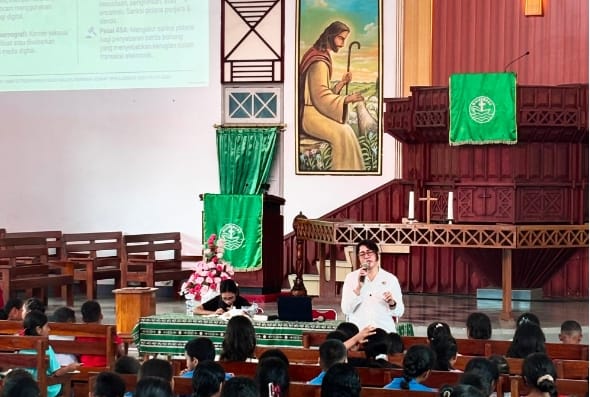 Sambut HUT RI Ke 81 Polwan Polda Maluku dan Jemaat GPM Soya,  Sosialisasi Perkuat Literasi Digital