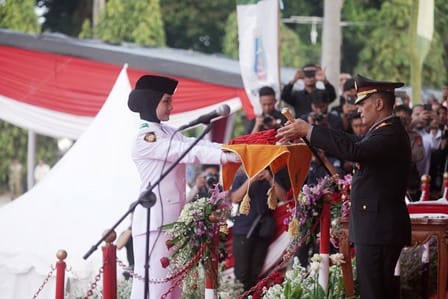 Kapolda Lampung Irjen Pol Helfi Assegaf Pimpin Upacara Penurunan Bendera HUT Ke 81 Kemerdekaan RI