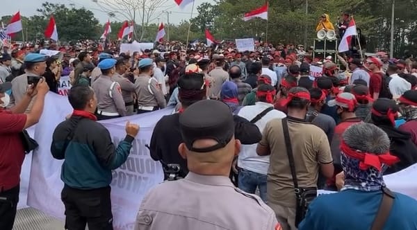 Aksi Unjuk Rasa di Mapolda Lampung Berlangsung Kondusif, Polisi Bersihkan Sampah Massa