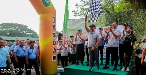 Jalan Sehat Bukan Sekadar Berolahraga, Namun Sarana Merawat Kebersamaan Masyarakat Dengan Prajurit TNI