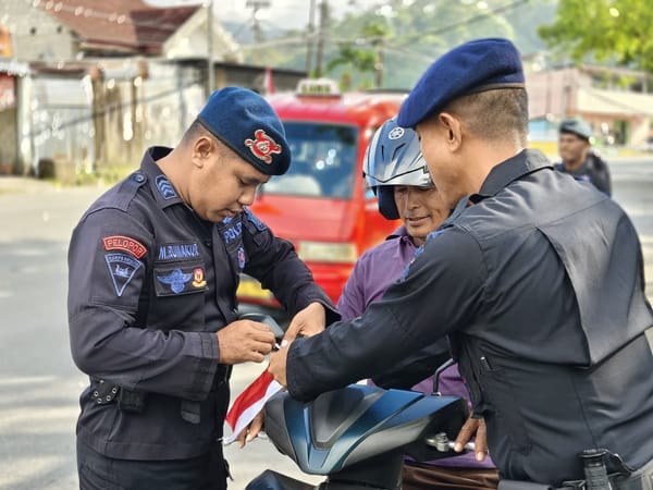 Jelang HUT Ke-81 RI, Brimob Polda Maluku Bagikan Bendera Merah Putih