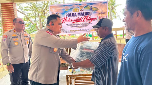 Perkuat Ekonomi Pesisir, Polda Maluku Salurkan Bantuan Lewat Program "Polri Hadir untuk Nelayan"