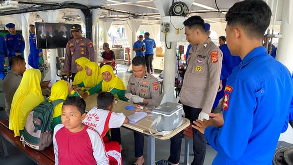 276 Warga dan Pelajar Banda Dapat Layanan Kesehatan Gratis dari Kapal Yudistira 8003