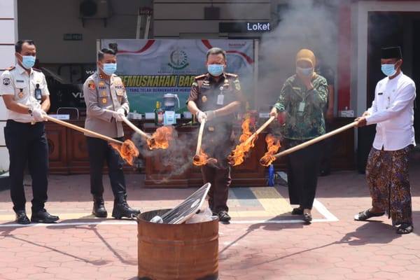 Kejari Rembang Musnahkan Barang Bukti Perkara yang Telah Miliki Kekuatan Hukum Tetap