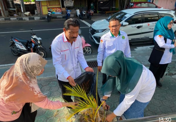 Sambut HUT RI ke-81, ASN Kemenag Ternate Kompak Bersihkan Masjid Lewat GEBERMAS
