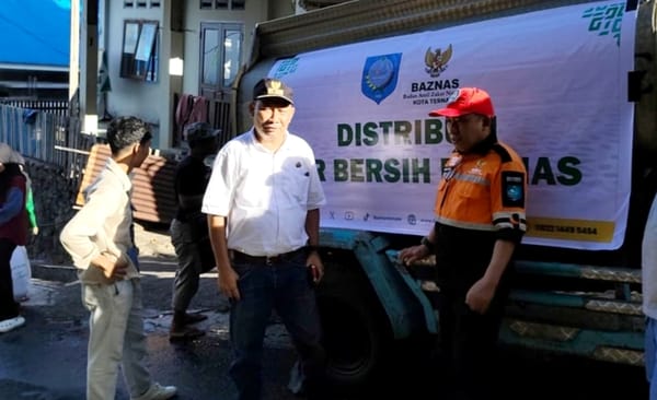 BAZNAS Kota Ternate Distribusi Air Bersih Kepada Masyarakat Terdampak Kemarau