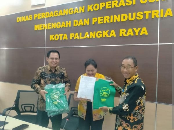 DPKUKMP Palangka Raya Bagikan 1.000 Kantong Non-Plastik untuk Dukung UMKM Ramah Lingkungan