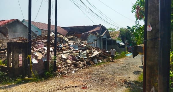 Rumah Dua Lantai Tak Berpenghuni Ambruk, Timpa Rumah Tetangga di Gambut