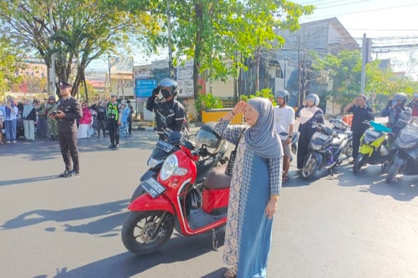 Pengendara Berhenti Sejenak, Hormati Bendera Merah Putih di Jalan Ahmad Yani Banjarmasin