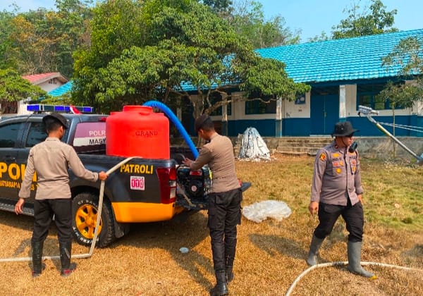 Kolaborasi BPBD Dan Polres Tabalong Distribusikan Air Bersih ke SMPN 3 Tanta, Bantu Atasi Dampak Kekeringan