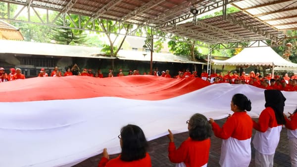 Purna Abdi Praja Bentangkan Bendera Raksasa, Kobarkan  Semangat “Melawan Lupa”