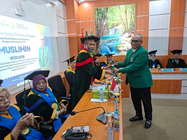 Muslimin Raih Doktor, Membongkar Paradoks Digitalisasi Birokrasi di DPRD Bone