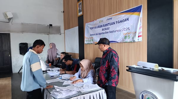 30 Kilogram Beras untuk 278 Keluarga, Kades Tlekung Turun Langsung Pastikan Bantuan Tepat Sasaran