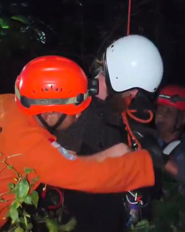 Wisatawan Rusia Tersangkut di Pohon Saat Paralayang di Batu, Dievakuasi Tim SAR dalam Dua Jam