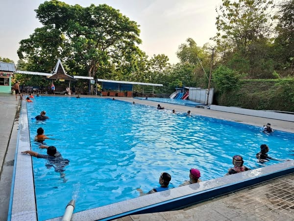 Berenang Jadi Pilihan Lansia Menjaga Kebugaran dan Meredakan Nyeri Sendi