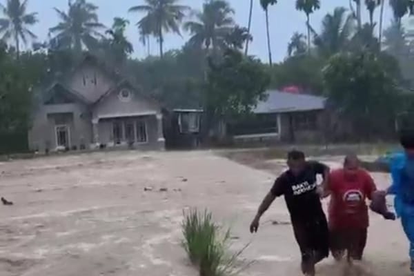Hujan Ekstrem, 15 Titik di Padang Dilanda Banjir, Warga Guo Kuranji Evakuasi Mandiri