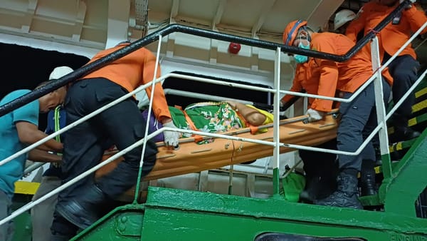 ‎Tim SAR Padang Evakuasi Ibu yang Baru Melahirkan di Kapal KMP Ambu-Ambu