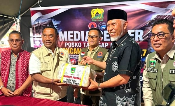Pemprov Sumbar Salurkan 2,1 Ton Rendang untuk Korban Bencana di NTT