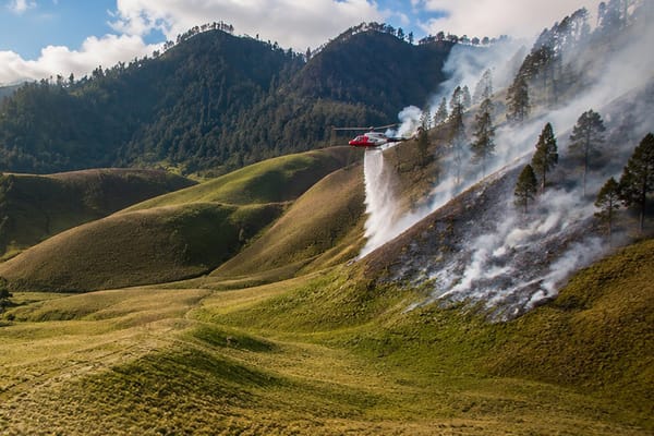 Penanganan Karhutla Semeru Kerahkan Dua Helikopter Water Bombing
