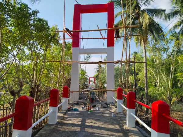 Balutan Merah Putih Percantik Jembatan Saballang, Prajurit Kodim 1425/Jeneponto dan Warga Jaga Kualitas Pembangunan