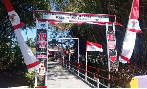 Merah Putih Berkibar di Pamekasan, Warga Kampung Selatan Sungai Gotong Royong Percantik Lingkungan Sambut HUT RI ke-81