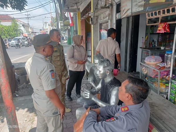 Satpol PP Jember Amankan Manusia Silver Saat Patroli di Lampu Merah Gladak Kembar