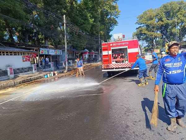 Tetes Tebu Tumpah Sepanjang 400 Meter, Enam Kendaraan Tergelincir di Jalan Nasional Jember