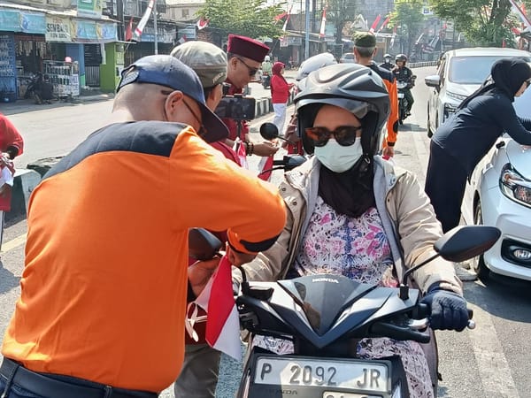 RAJE Jember Bagikan 1000 Bendera Merah Putih di Sejumlah Titik, Ajak Warga Semarakkan HUT ke-81 RI
