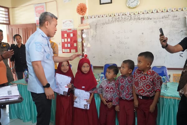 Bupati Jeneponto Serahkan Bantuan Seragam Sekolah Kecamatan Batang dan Taroang