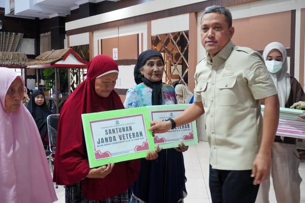 Pemkab Jeneponto Serahkan Santunan kepada 60 Janda Veteran dalam rangka HUT RI ke-81