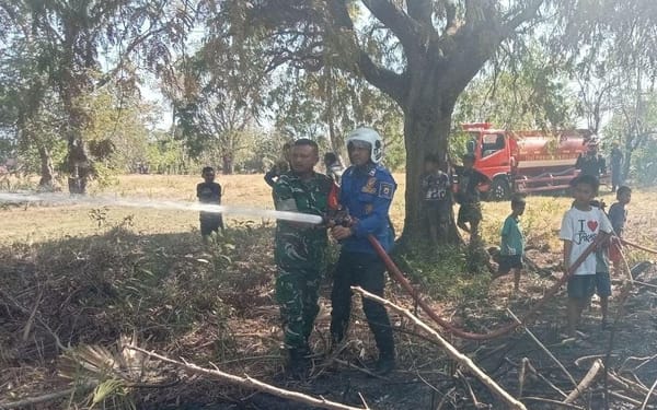 Cegah Api Merembet ke Pemukiman, Babinsa Jeneponto bersama Damkar dan  Warga Padamkan Kebakaran