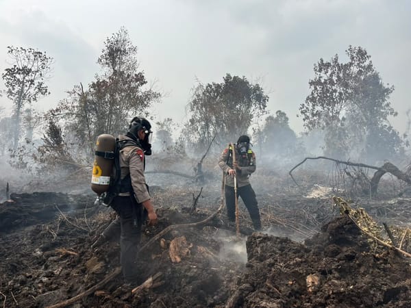 Brimob Polda Riau Gunakan Breathing Apparatus Tembus Asap Karhutla di Kampar