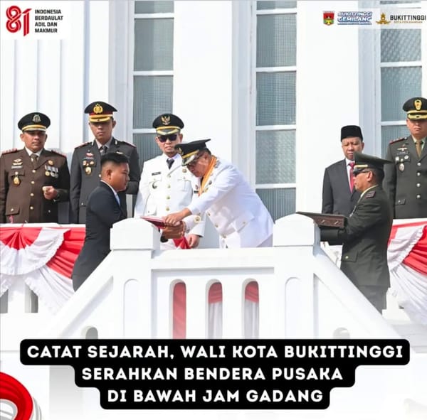 Catat Sejarah, Wali Kota Bukittinggi Serahkan Bendera Pusaka di Bawah Jam Gadang