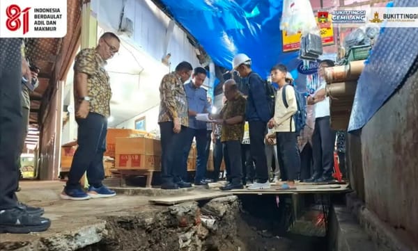 Wako Tinjau Revitalisasi Drainase Pasar Bawah Bukitinggi