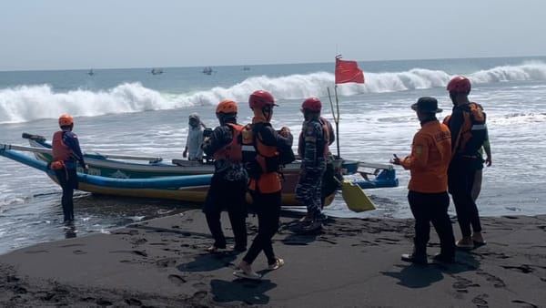 Gelombang Tinggi Hambat Pencarian Hari Ketiga 3 Nelayan Hilang di Pantai Paseban Jember