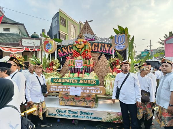 Semarakkan HUT RI dan Maulid Nabi, Ratusan Peserta Ikuti Kirab Budaya Ancak Agung di Jember