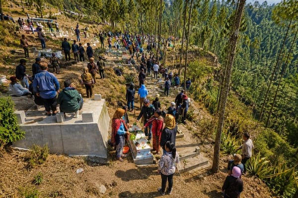 Warga Suku Tengger Ramaikan Puncak Hari Raya Adat Karo, Lakukan Nyadran Sejauh Tiga Kilometer