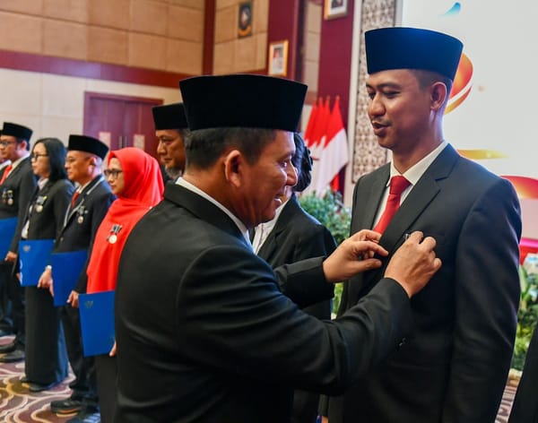 Gubernur Kepri Sematkan Tanda Kehormatan Satyalancana Karya Satya kepada 610 PNS Pemprov Kepri