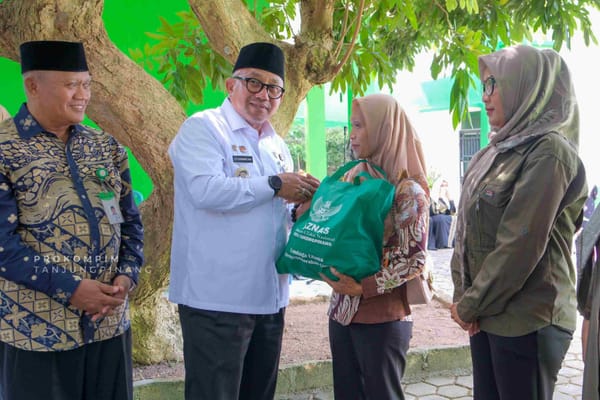 Walikota Tanjungpinang Menyerahkan Bantuan paket sembako kepada Kaum Duafa dan Mualaf.