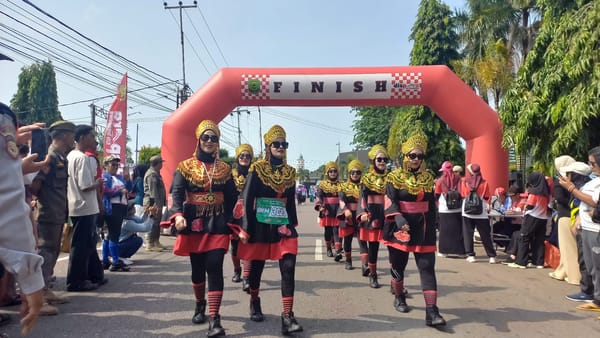 Srikandi Tanjungpinang Ramaikan Gerak Jalan Tri Lomba Juang 8 Kilometer