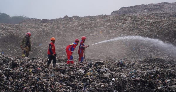 Proses Pendinginan TPAS Galuga Terus Dilakukan  Antisipasi Titik Api Baru
