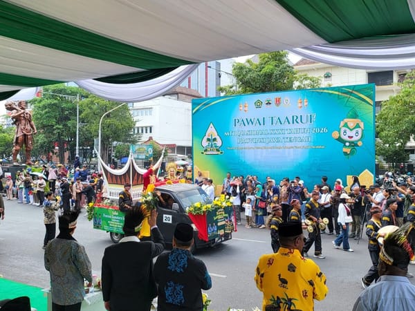 Kafilah Sumbar dapat Sambutan Meriah pada Pawai Ta’aruf MTQ Nasional di Semarang