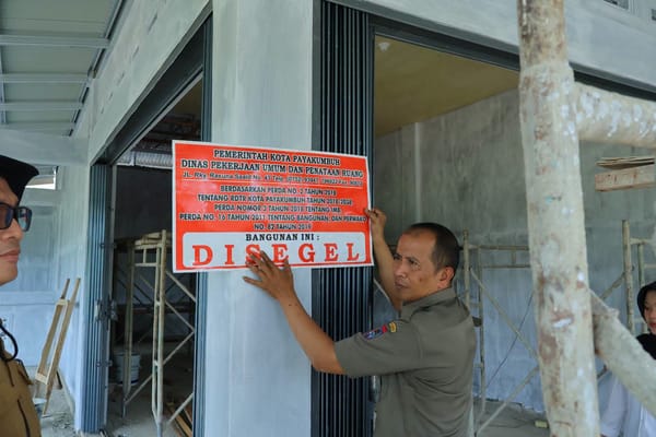 Cegah Kesemrawutan Tata Kota, Tim Gabungan Pemko Payakumbuh Segel Tiga Bangunan Tanpa Izin