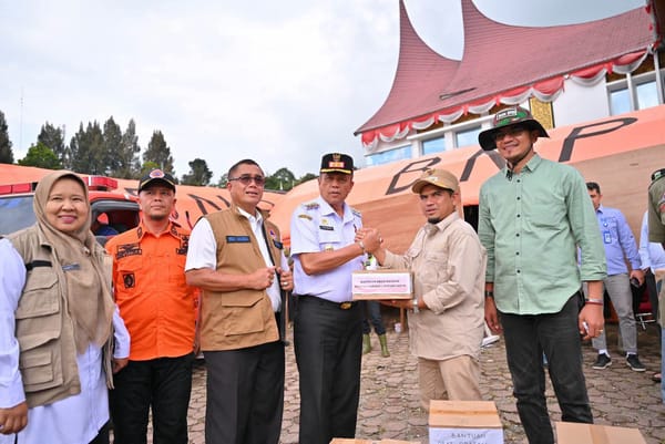 Wujud Solidaritas, Pemko Payakumbuh Salurkan Bantuan dan Terjunkan Tim Bersihkan Material Galodo Solok