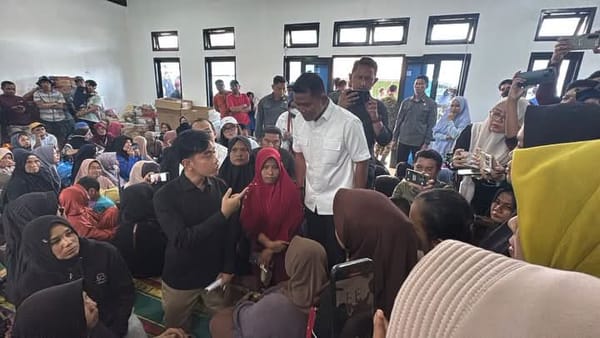 Wapres Gibran Jenguk Korban Banjir Bandang di RSUD Arosuka