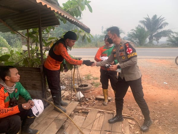 Asap Karhutla Kepung Kubu Raya, Tim Dokkes Polda Kalbar Datang Membawa Obat, Bukan Selang Pemadam