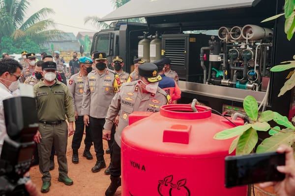 Di Tengah Asap dan Krisis Air, Seteguk Harapan Datang di Dusun Lintang Batang