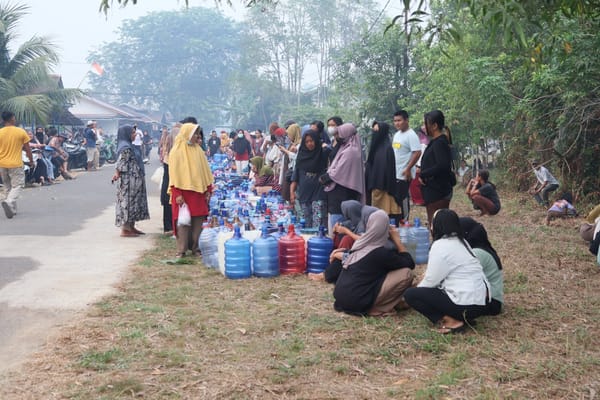 Ketika Sungai Kapuas Mengasin dan Hujan Enggan Turun, Warga Pontianak Berburu Air Bersih