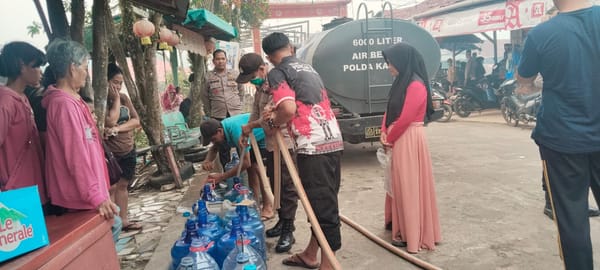 Polda Kalbar Salurkan Air Bersih dan Layanan Kesehatan di Tengah Kabut Asap